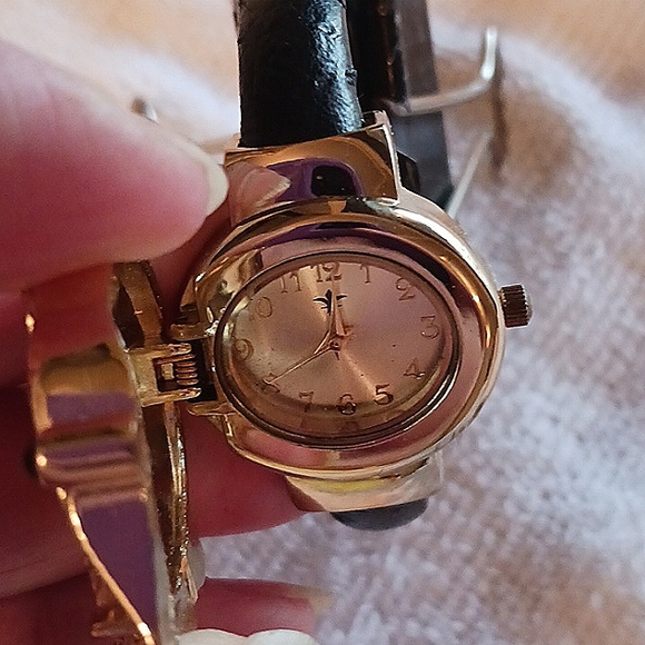 Rhinestone elephant watch - Picture 3 of 7